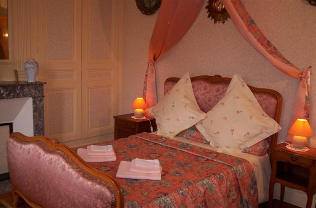 Chambre Abricot avec baldaquin rose, lit double et ambiance chaleureuse, Les deux chênes, Crasville-la-Rocquefort