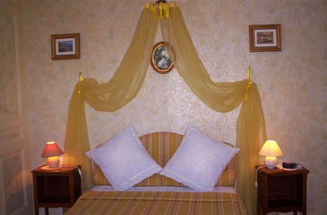 Chambre Jaune avec baldaquin doré, tons dorés et décoration romantique, Les deux chênes