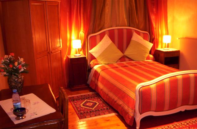 Chambre Saumon avec parquet ancien vitrifié, ambiance chaleureuse et décoration soignée, Les deux chênes
