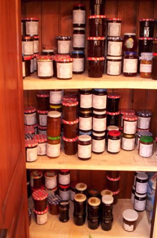 Étagère garnie de dizaines de pots de confitures maison préparées par Jana Hennetier, Les deux chênes, Normandie