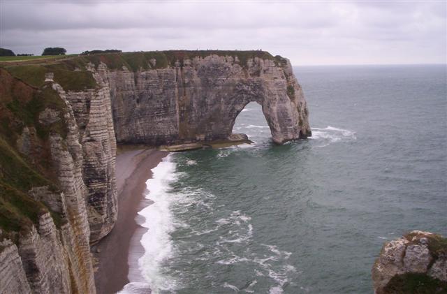 Falaises de la côte d'Albâtre et mer agitée, Normandie, Seine-Maritime