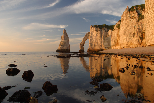 Côte d'Albâtre normande, falaises blanches se reflétant dans l'eau au coucher du soleil